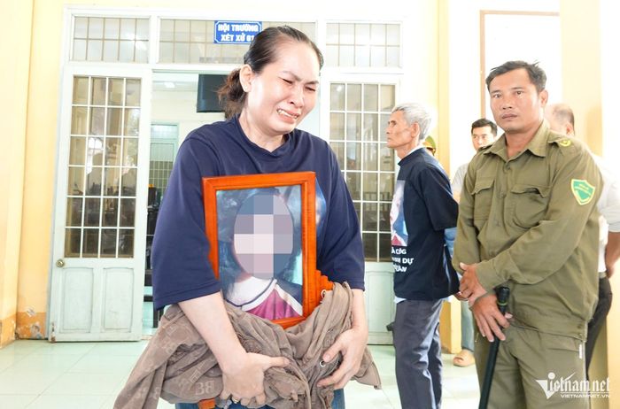 Bà Nguyễn Thị Hiền bật khóc sau phiên tòa.