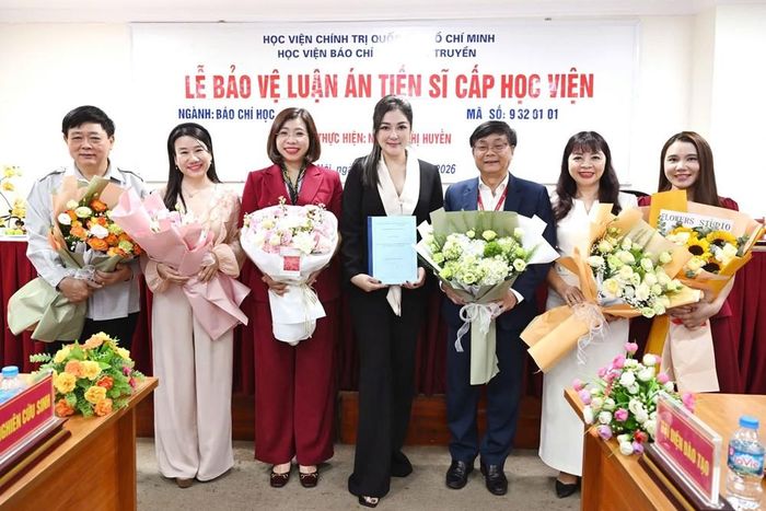 Hoa hậu Nguyễn Thị Huyền trong buổi bảo vệ luận án tại Học viện Báo chí và Tuyên truyền.