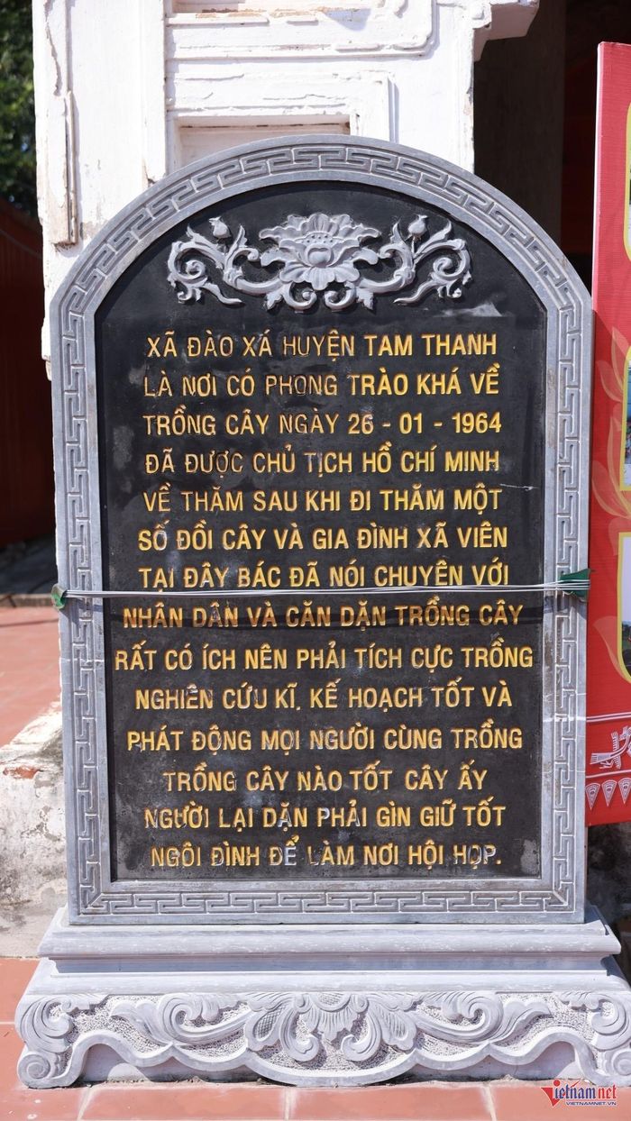 Tấm bia trước sân đình lưu lại lịch sử Bác Hồ về thăm xã Đào Xá vào năm 1964.