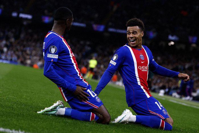 Dembele và Doue xé toang hàng thủ Man City trong hiệp 1. Ảnh: PSG