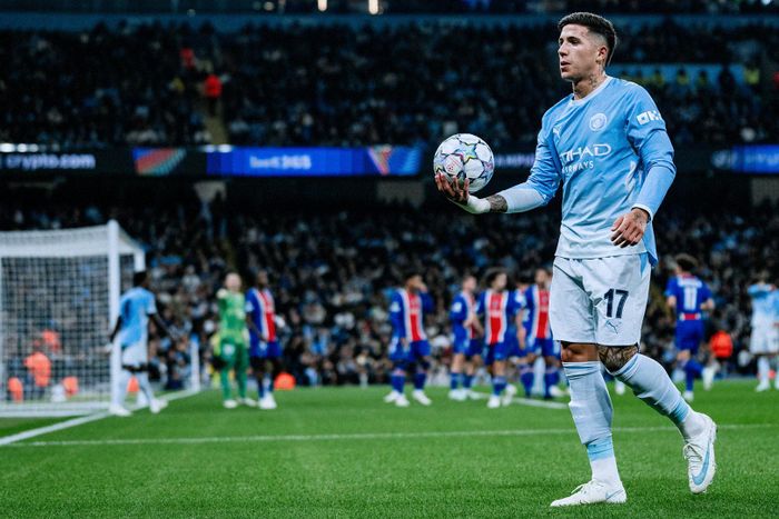Enzo Fernandez có trận đấu vất vả trước hàng tiền vệ PSG. Ảnh: MCFC