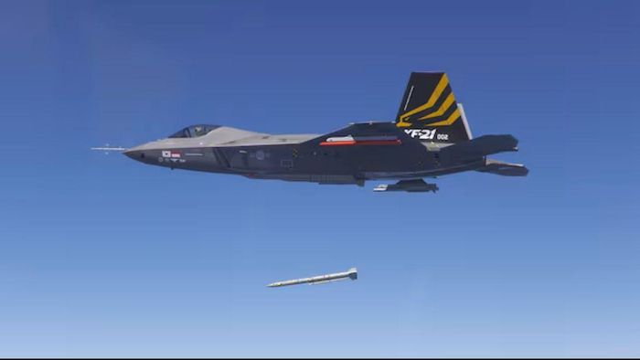 Thử nghiệm bay mang theo vũ khí của tiêm kích Hàn Quốc KF-21. Ảnh: Korea Aerospace Industries (KAI)/biz.chosun.com