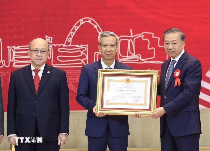 GS.TS Lê Anh Tuấn, Giám đốc Đại học Bách khoa Hà Nội, đại diện nhà trường đón nhận Huân chương Lao động hạng Nhất do Tổng Bí thư, Chủ tịch nước Tô Lâm trao tặng. Ảnh: TTXVN