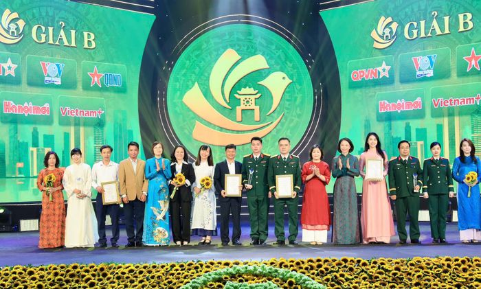 Những tác giả đoạt giải B. Ảnh: Quang Thái 