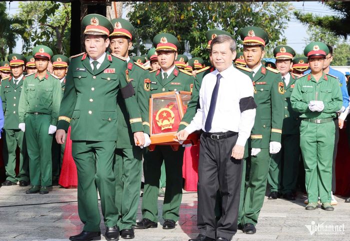 Ông Lê Minh Trí, Trưởng ban Nội chính Trung ương và Thượng tướng Nguyễn Văn Gấu, Thứ trưởng Bộ Quốc phòng, cùng các đại biểu tiễn đưa các liệt sĩ về nơi an nghỉ cuối cùng.