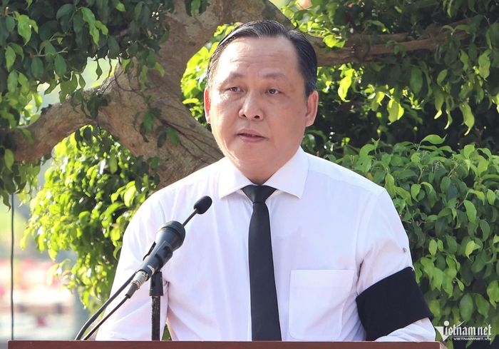 Ông Lê Công Lý, Phó Chủ tịch thường trực UBND TP Cần Thơ, đọc điếu văn tại buổi lễ.