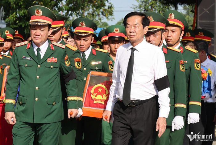 Các đại biểu đưa hài cốt liệt sĩ đến nơi an táng. 