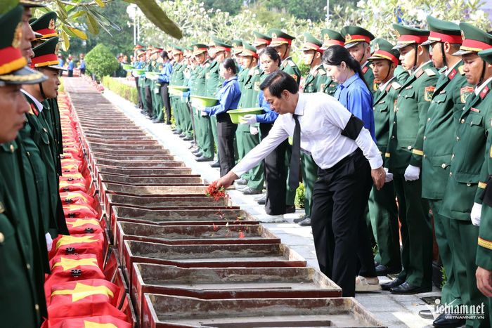 Bí thư Thành ủy Cần Thơ  Đỗ Thanh Bình rải hoa lên phần mộ các liệt sĩ.