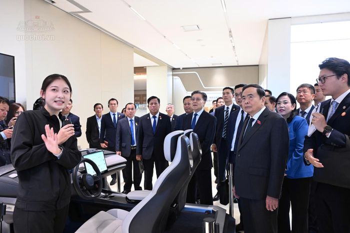 Chủ tịch Quốc hội Trần Thanh Mẫn thăm Khu phát triển kinh tế công nghệ Bắc Kinh. Ảnh: Media QH