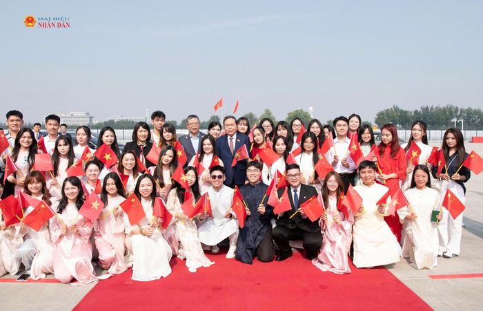 Chủ tịch Quốc hội Trần Thanh Mẫn và sinh viên Việt Nam đang học tập tại Thiểm Tây, Trung Quốc. Ảnh: Báo ĐBND