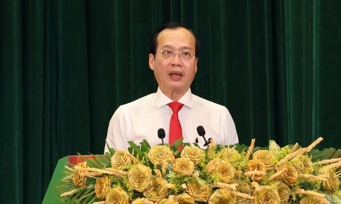 Chủ tịch UBND tỉnh Vĩnh Long Trần Trí Quang yêu cầu các đơn vị khẩn trương rà soát chỉ tiêu, nhiệm vụ được giao, lập danh mục công việc và xác định rõ tiến độ thực hiện từ nay đến cuối năm.