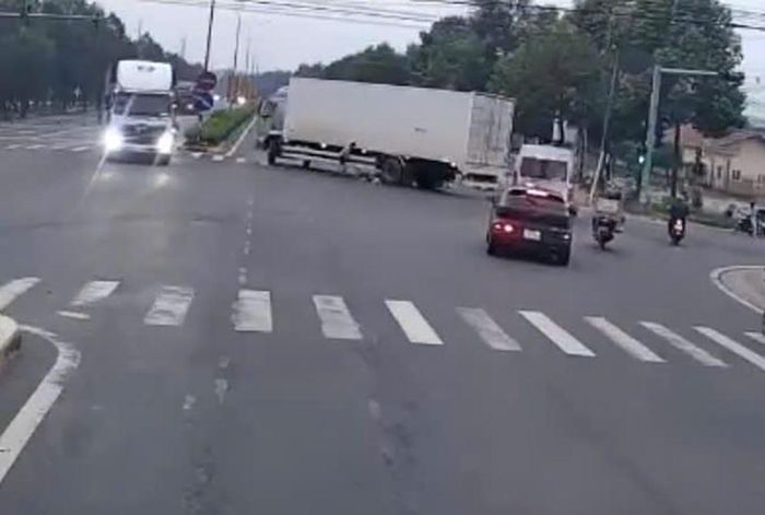 Camera ghi lại thời điểm tài xế lái xe tải rời khỏi hiện trường. Ảnh: Cắt từ clip.