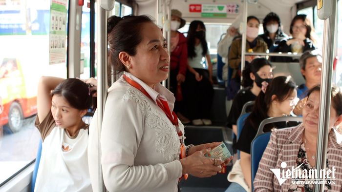 Từ ngày 15/10, người dân có thể mua vé metro, xe buýt trên ứng dụng VNeID. Ảnh: Phước Sáng