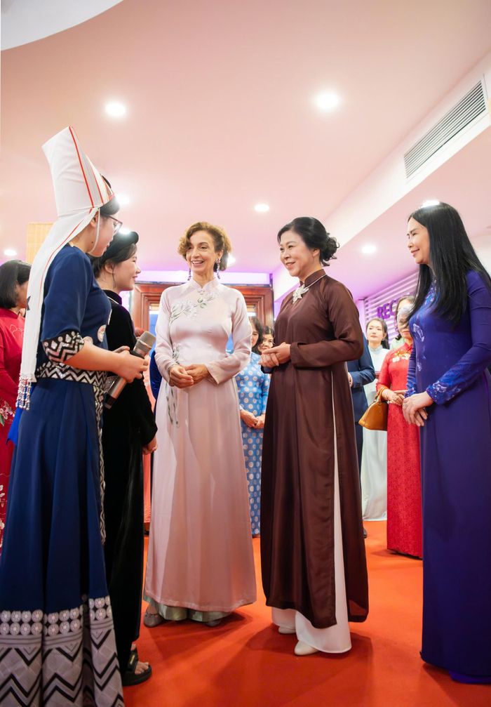 Bà Ngô Phương Ly và nguyên Tổng Giám đốc UNESCO Audrey Azoulay tham dự triển lãm tranh “CHÚNG TÔI CÓ THỂ” hồi tháng 6/2025. Ảnh: Minh Nhật