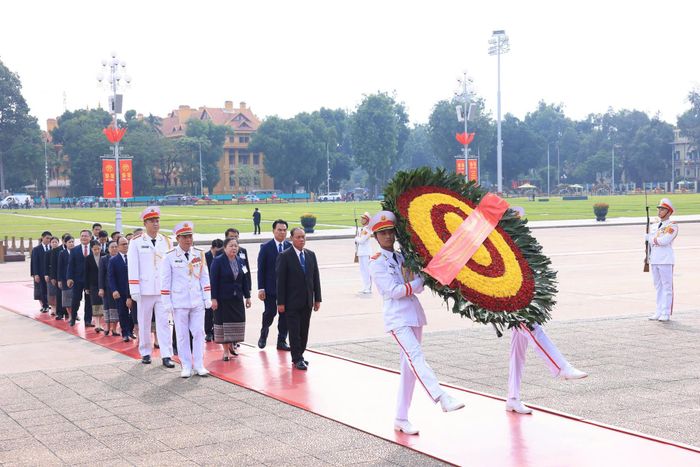 Sáng nay, Thường trực Ban Bí thư Lào Vilay Lakhamphong vào Lăng viếng Chủ tịch Hồ Chí Minh và tưởng niệm các anh hùng liệt sĩ