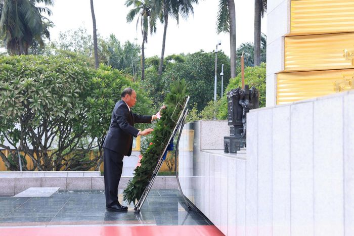 Thường trực Ban Bí thư Lào Vilay Lakhamphong đến đặt vòng hoa tưởng niệm các anh hùng liệt sĩ trên đường Bắc Sơn