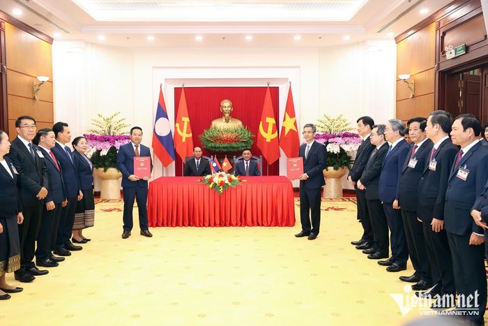 Thường trực Ban Bí thư Trần Cẩm Tú và Thường trực Ban Bí thư Lào chứng kiến lễ trao văn kiện hợp tác giữa hai Văn phòng Trung ương