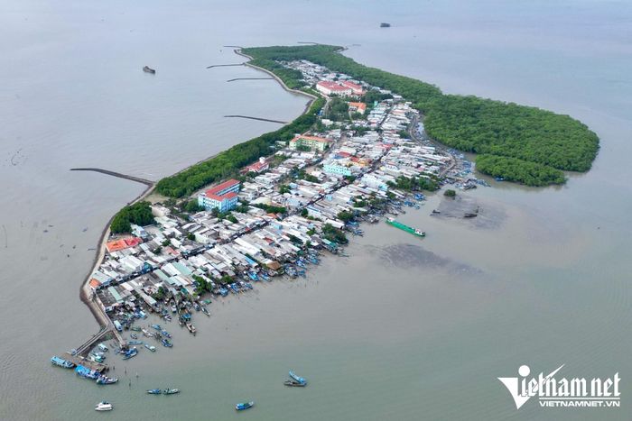 Toàn cảnh xã đảo Thạnh An nhìn từ trên cao. Ảnh: Nguyễn Huế