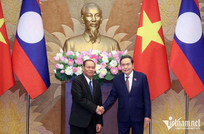 Chủ tịch Quốc hội Trần Thanh Mẫn tiếp Thường trực Ban Bí thư Lào Vilay Lakhamphong