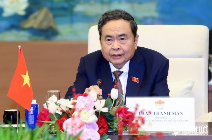 Quốc hội Việt Nam và Quốc hội Lào tiếp tục trao đổi, chia sẻ các bài học kinh nghiệm trong thực hiện nhiệm vụ lập pháp và giám sát tối cao; đưa quan hệ hợp tác giữa hai cơ quan lập pháp hai nước ngày càng đạt hiệu quả cao
