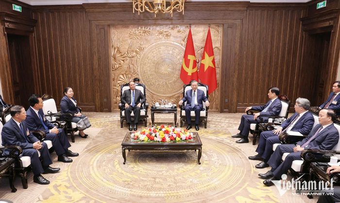 Việt Nam và Lào cần tiếp tục phối hợp chặt chẽ trong hợp tác giáo dục - đào tạo và phát triển nguồn nhân lực, nhất là đào tạo đội ngũ cán bộ quản lý, cán bộ cấp chiến lược