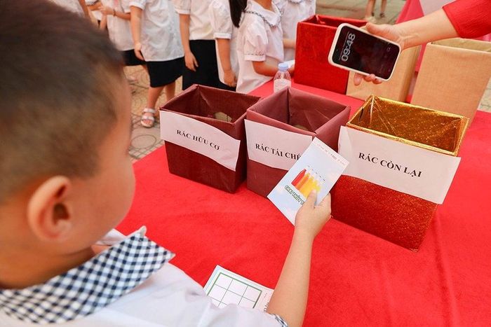 Học sinh thực hành phân loại rác tại trạm trò chơi “Chiến thần phân loại”.Học sinh thực hành phân loại rác tại trạm trò chơi “Chiến thần phân loại”.