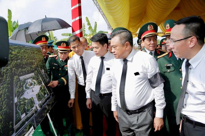 Các đại biểu tham quan quy hoạch Khu tưởng niệm các liệt sĩ và đồng bào tử nạn sẽ được xây dựng tại khu vực Mả Chìa