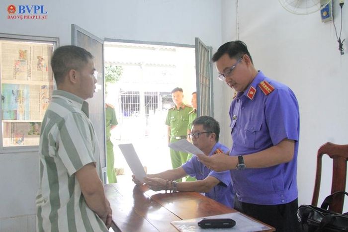 Kiểm sát viên Vụ 7, VKSND tối cao đọc Quyết định kháng nghị Giám đốc thẩm cho bị án Nguyễn Minh Tín.