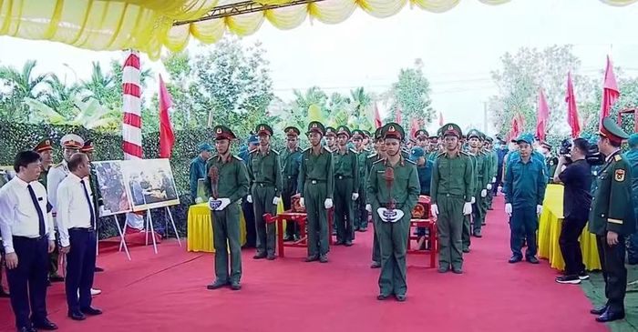  Lực lượng quân đội thực hiện nghi lễ an táng hài cốt liệt sĩ, đồng bào tử nạn.