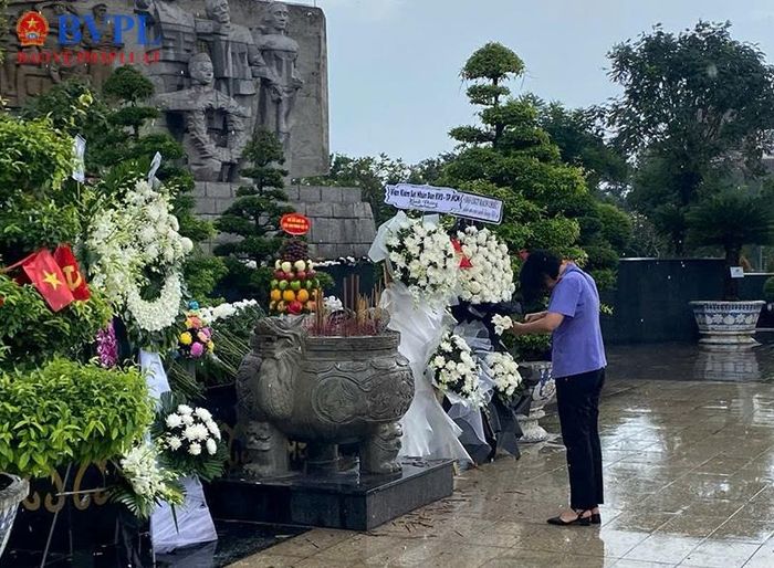  Đồng chí Lê Thị Đông - Đảng ủy viên, Bí thư Chi bộ, Viện trưởng VKSND khu vực 2 dâng hoa truy điệu.