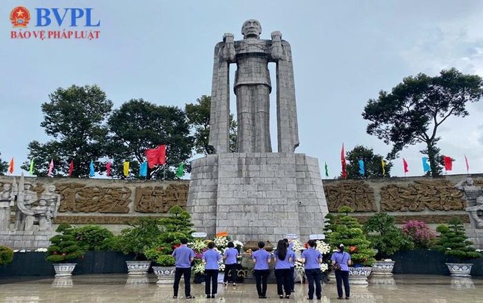  Hình ảnh các thành viên trong đoàn dâng hoa, dâng hương các liệt sĩ.