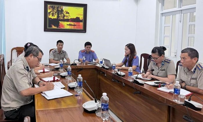 Đoàn kiểm sát tiến hành phúc tra việc thực hiện Kết luận kiểm sát đột xuất Phòng Thi hành án dân sự. Ảnh: VKS