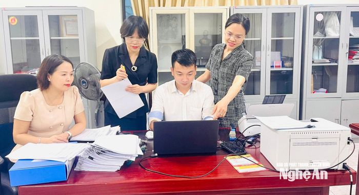 Cán bộ Uỷ ban Kiểm tra Tỉnh uỷ Nghệ An thực hiện số hoá dữ liệu. Ảnh: CSCC