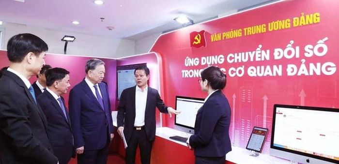 Đồng chí Tổng Bí thư, Chủ tịch nước Tô Lâm nghe giới thiệu các ứng dụng chuyển đổi số trong các cơ quan Đảng Nguồn: TTXVN