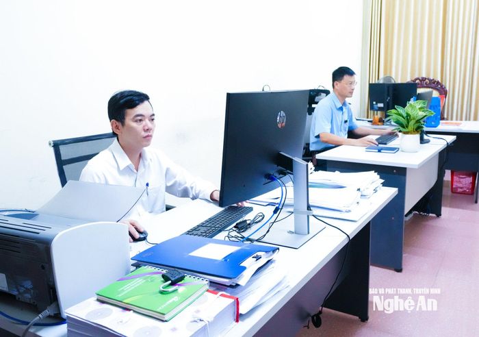 Lãnh đạo Uỷ ban Kiểm tra Tỉnh uỷ giám sát việc thực hiện chuyên môn của cán bộ. Ảnh: Mai Hoa