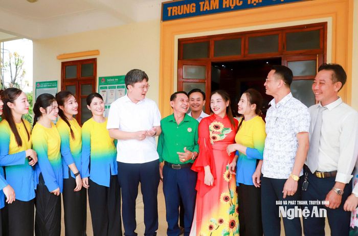Đồng chí Võ Minh Thế - Ủy viên Ban Chấp hành Đảng bộ tỉnh, Bí thư Đảng ủy xã Đông Lộc (thứ 5 từ trái vào) trao đổi với các đoàn viên, hội viên các tổ chức chính trị - xã hội. Ảnh: Thành Duy