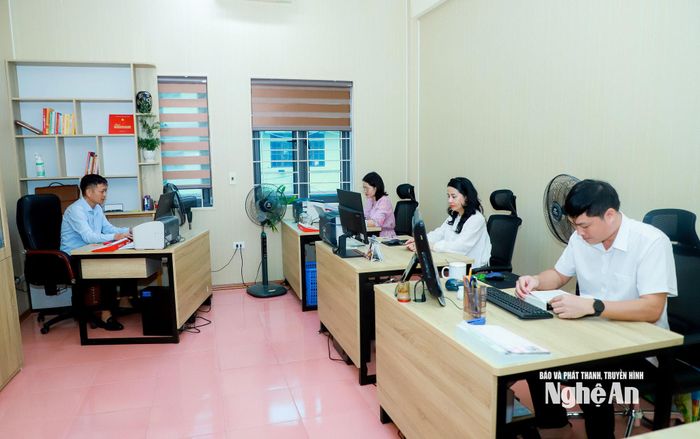 Bộ phận tham mưu công tác dân vận của Đảng ủy Mặt trận Tổ quốc và các đoàn thể tỉnh thực hiện nhiệm vụ chuyên môn. Ảnh: Thành Duy