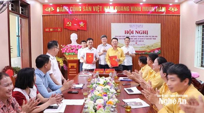 Đảng ủy xã Đông Lộc tổ chức bàn giao chức năng, nhiệm vụ tham mưu về công tác dân vận từ Ban Xây dựng Đảng sang cơ quan Ủy ban Mặt trận Tổ quốc Việt Nam và các tổ chức chính trị - xã hội xã. Ảnh: CSCC
