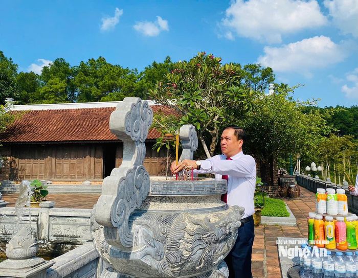 Đồng chí Nguyễn Tiến Nam - Phó Chủ nhiệm Ủy ban Kiểm tra Tỉnh ủy dâng hương tại Đền Chung Sơn. Ảnh: Hoàng Hồng