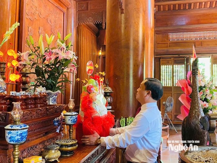 Đồng chí Nguyễn Tiến Nam - Phó Chủ nhiệm Ủy ban Kiểm tra Tỉnh ủy dâng lễ tưởng niệm Chủ tịch Hồ Chí Minh tại Khu Di tích Kim Liên. Ảnh: Hoàng Hồng