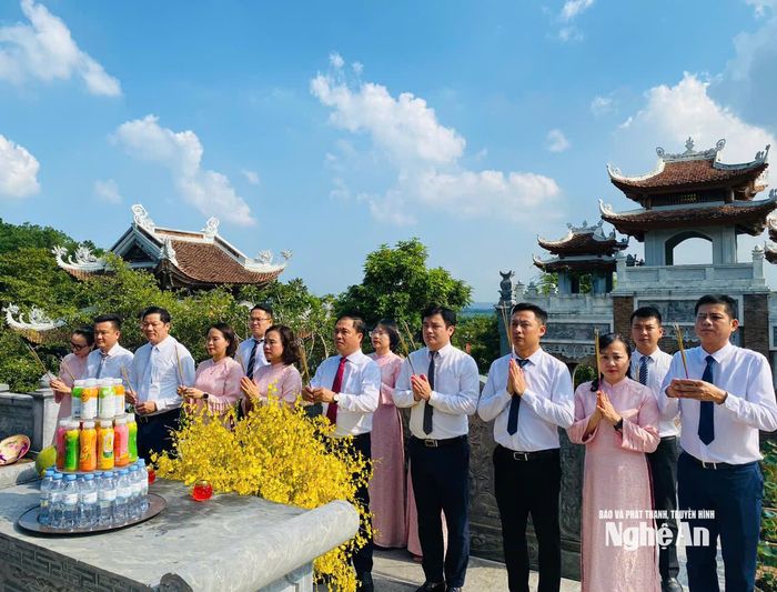 Cơ quan Ủy ban Kiểm tra Tỉnh ủy dâng hương tại Đền Chung Sơn. Ảnh: Hoàng Hồng