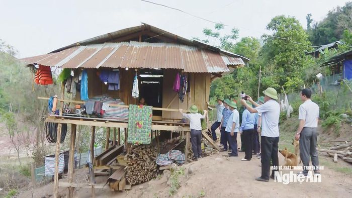 Đồng chí Nguyễn Văn Đệ - Ủy viên Ban Thường vụ Tỉnh ủy, Phó Chủ tịch UBND tỉnh trực tiếp kiểm tra đời sống người dân sau mưa lũ tại bản Cha Nga, xã Mỹ Lý. Ảnh: Nguyễn Nam