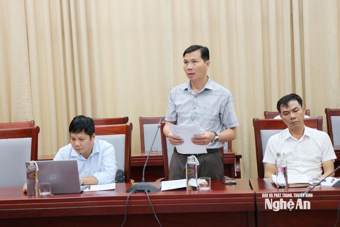 Đồng chí Lương Văn Bảy - Chủ tịch UBND xã Mỹ Lý báo cáo nguyên nhân chậm tiến độ xây dựng các khu tái định cư trên địa bàn. Ảnh: Nguyễn Nam
