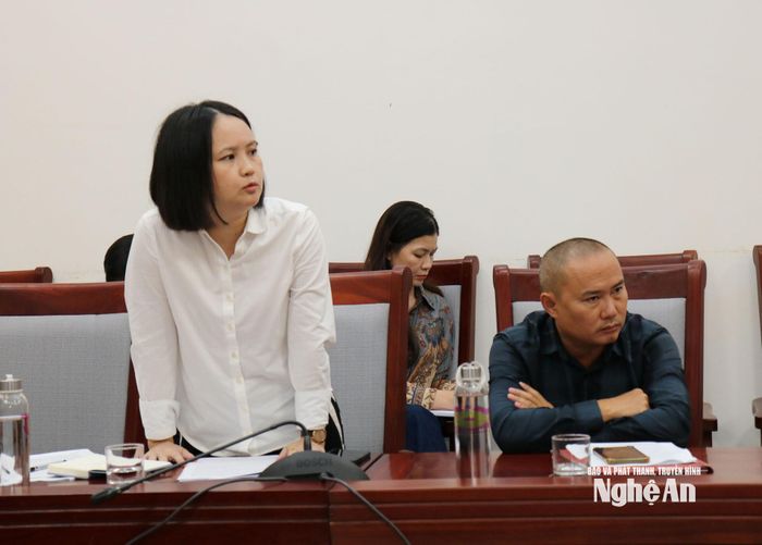 Đại diện đơn vị thi công giải trình nguyên nhân chậm tiến độ xây dựng khu tái định cư trên địa bàn xã Mỹ Lý. Ảnh: Nguyễn Nam