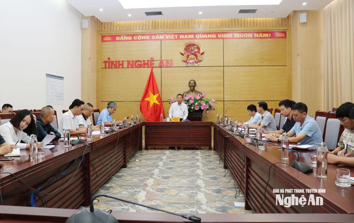 Toàn cảnh cuộc họp tháo gỡ khó khăn, vướng mắc trong quá trình triển khai xây dựng các khu tái định cư tại xã biên giới Mỹ Lý. Ảnh: Nguyễn Nam