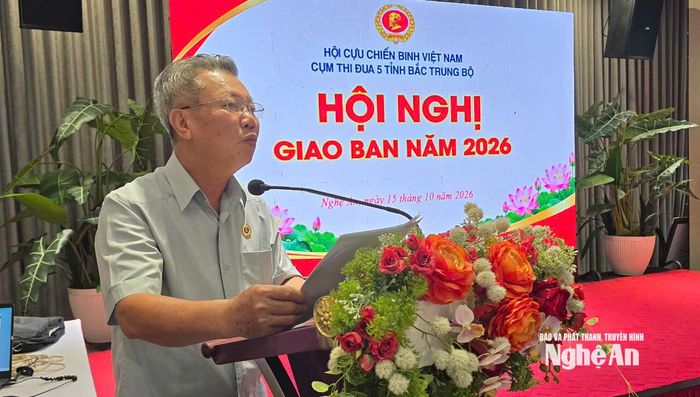 Thiếu tướng Nguyễn Sỹ Hội - Ủy viên Ban Thường vụ Trung ương Hội CCB Việt Nam, Chủ tịch Hội CCB tỉnh Nghệ An phát biểu tại hội nghị.