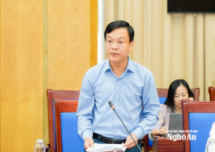 Đồng chí Phạm Tuấn Vinh - Ủy viên Ban Chấp hành Đảng bộ tỉnh, Phó Bí thư chuyên trách Đảng ủy UBND tỉnh báo cáo kết quả thực hiện Nghị quyết 39. Ảnh: TL