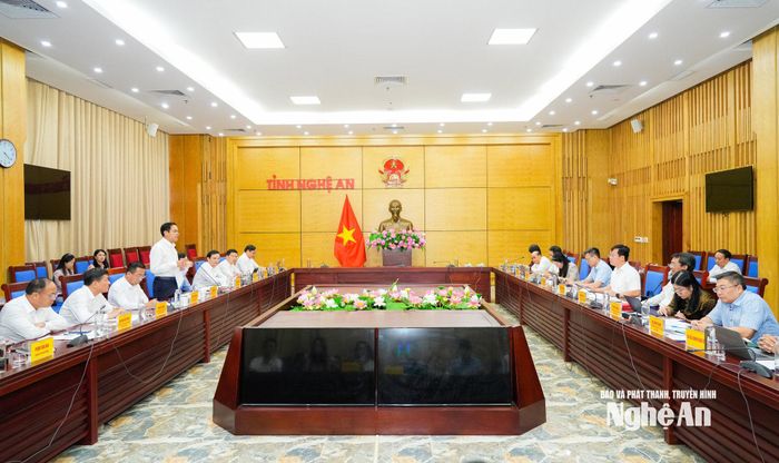 Quang cảnh cuộc làm việc Đoàn giám sát của Ban Chính sách, Chiến lược Trung ương với Ban Thường vụ Đảng ủy UBND tỉnh. Ảnh: TL