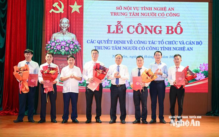 Lãnh đạo Sở Nội vụ trao các quyết định bổ nhiệm nhân sự Trung tâm người có công tỉnh. Ảnh: Thành Cường