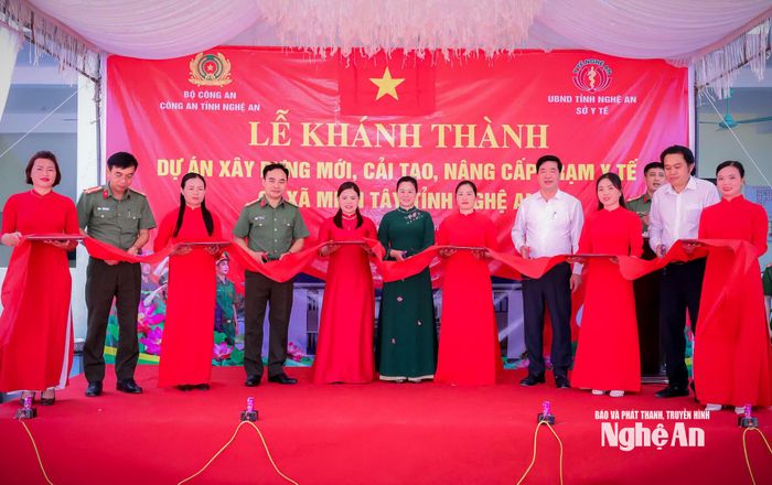 Các đại biểu cắt băng khánh thành công trình Trạm Y tế xã Anh Sơn. Ảnh: Thành Chung